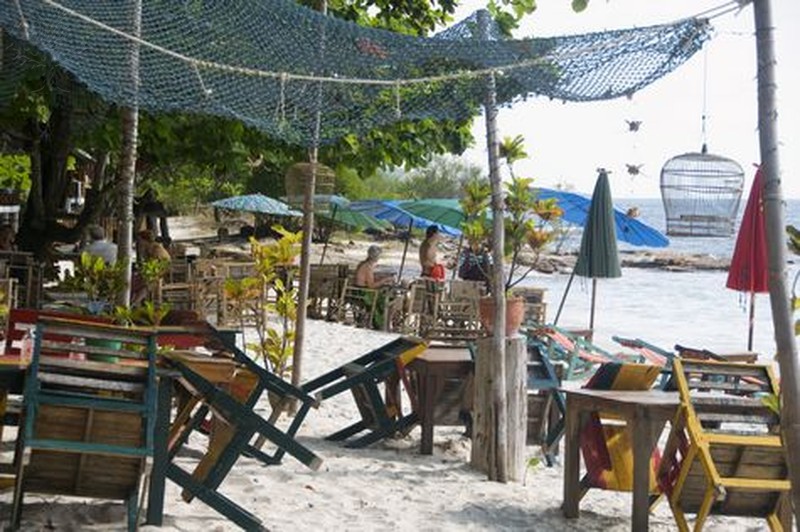 Thailand, Ko Samet, Ao Phutsa, beach restaurant. Credit    : David Henley/ Dorling Kindersley / Universal Images Group